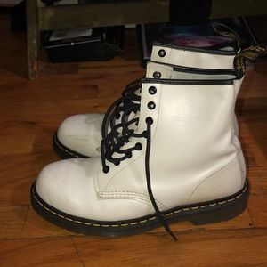 1460 8 eye dr marten boots in white